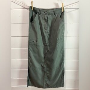 💚 DE BASE – XS – Long Green Skirt with Pockets